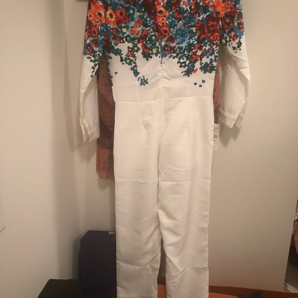 So unique! White jumpsuit with floral detail! Bnwt - Picture 4 of 9